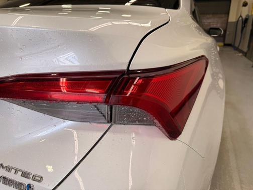 Wind Chill Pearl 2019 Toyota Avalon Hybrid Limited