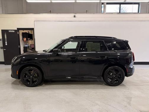 Midnight Black Metallic 2027 MINI Countryman