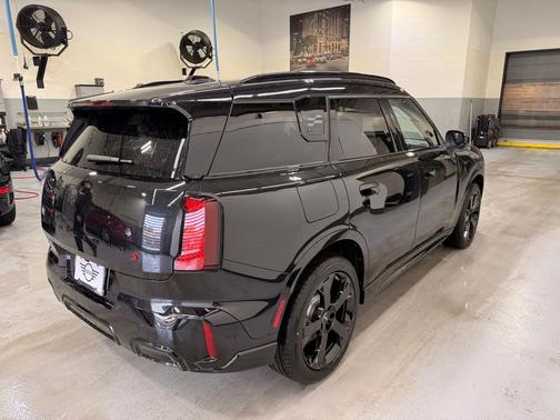 Midnight Black Metallic 2027 MINI Countryman