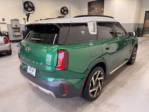 British Racing Green Met 2027 MINI Countryman