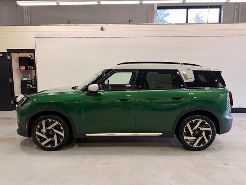 British Racing Green Met 2027 MINI Countryman