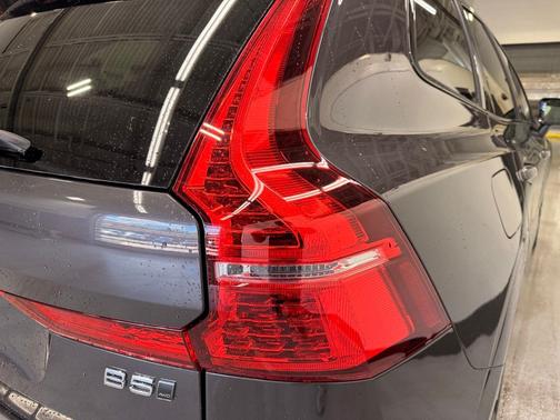 Platinum Gray Metallic 2023 Volvo XC60 B5 Plus Dark Theme