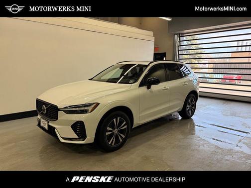 Crystal White Metallic 2025 Volvo XC60 B5 Core