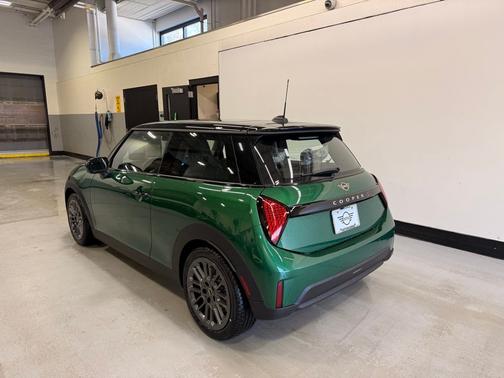 British Racing Green Met 2026 MINI Hardtop
