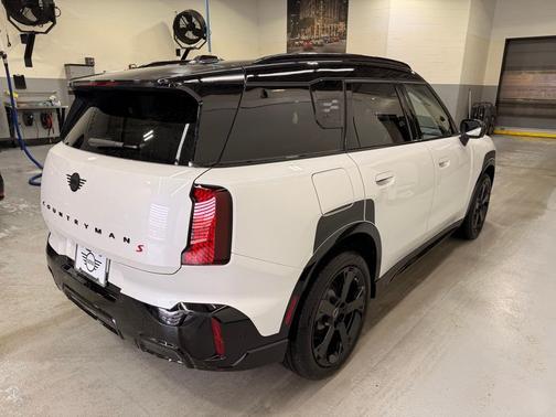 Nanuq White Metallic 2026 MINI Countryman