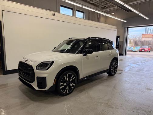 Nanuq White Metallic 2026 MINI Countryman