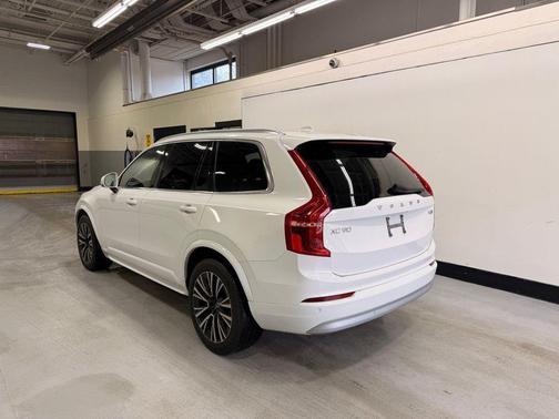 2022 Volvo XC90 T6 Momentum