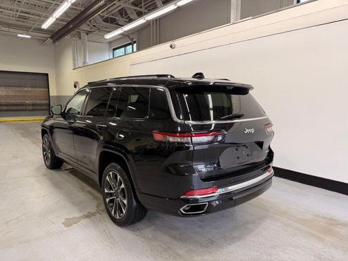 Diamond Black Crystal Pearlcoat 2021 Jeep Grand Cherokee L Overland