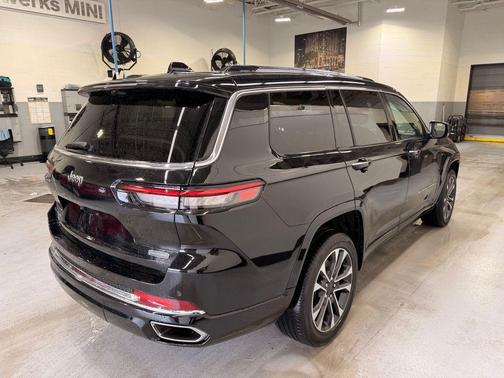 Diamond Black Crystal Pearlcoat 2021 Jeep Grand Cherokee L Overland