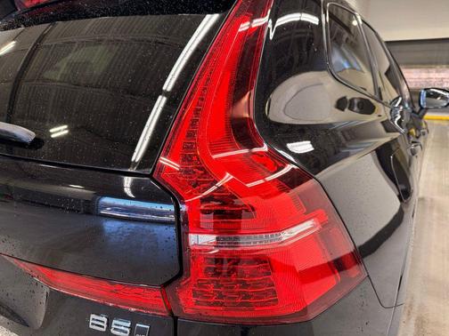 2023 Volvo XC60 B5 Plus Dark Theme