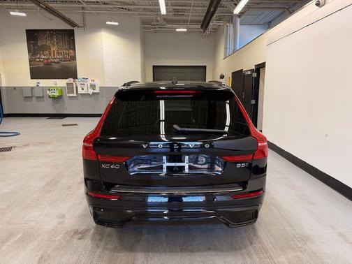 2023 Volvo XC60 B5 Plus Dark Theme