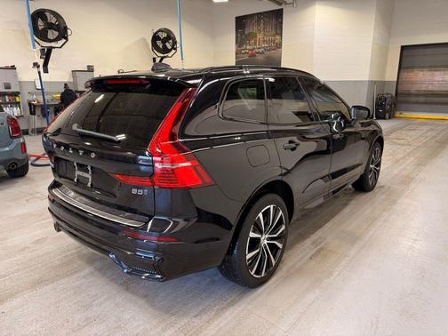 2023 Volvo XC60 B5 Plus Dark Theme