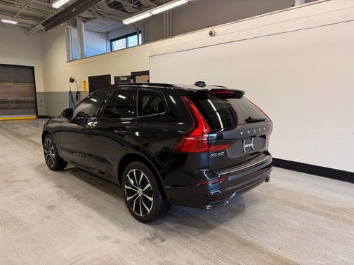 2023 Volvo XC60 B5 Plus Dark Theme