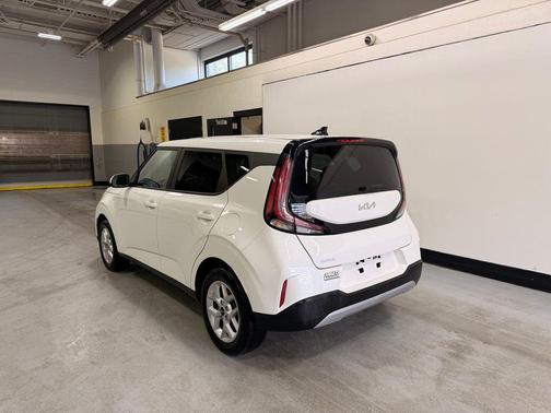 Snow White Pearl 2025 Kia Soul LX