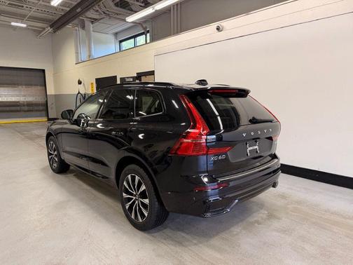 Onyx Black Metallic 2023 Volvo XC60 B5 Plus Dark Theme