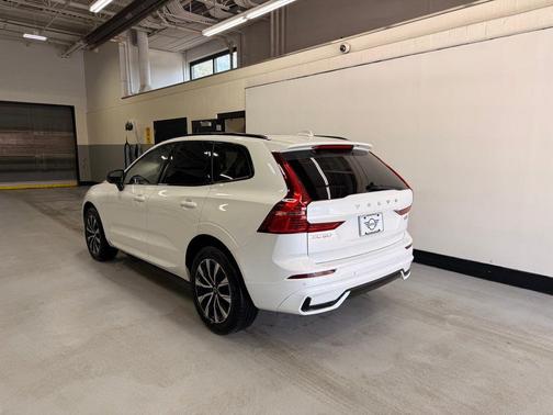 Crystal White Metallic 2025 Volvo XC60 B5 Core