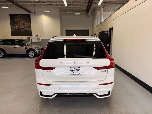 Crystal White Metallic 2025 Volvo XC60 B5 Core