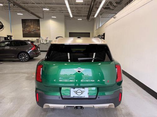 British Racing Green Met 2027 MINI Countryman