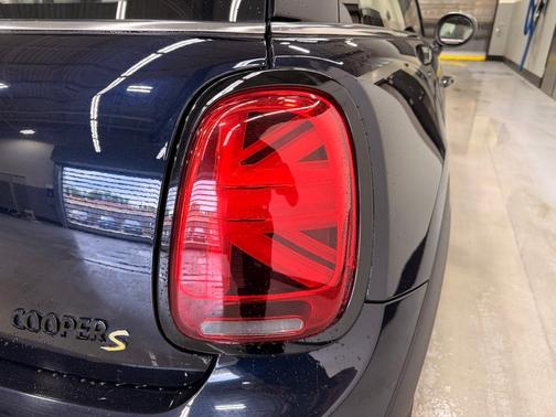 Black Metallic 2024 MINI SE Hardtop