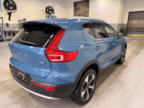 2023 Volvo XC40 B5 Plus Bright Theme