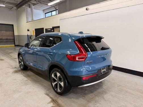2023 Volvo XC40 B5 Plus Bright Theme