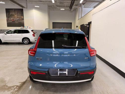 2023 Volvo XC40 B5 Plus Bright Theme