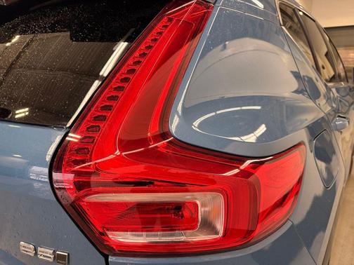 2023 Volvo XC40 B5 Plus Bright Theme