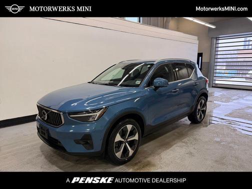 2023 Volvo XC40 B5 Plus Bright Theme