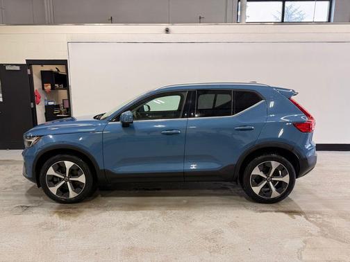 2023 Volvo XC40 B5 Plus Bright Theme