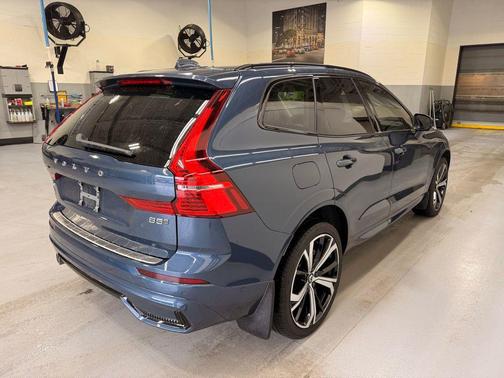 2024 Volvo XC60 B5 Ultimate Dark Theme