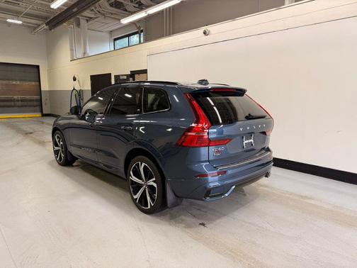 2024 Volvo XC60 B5 Ultimate Dark Theme
