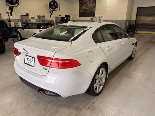 Fuji White 2018 Jaguar XE 25t Prestige