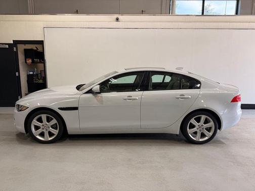 Fuji White 2018 Jaguar XE 25t Prestige