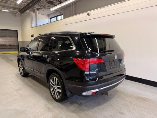 Crystal Black Pearl 2017 Honda Pilot Touring