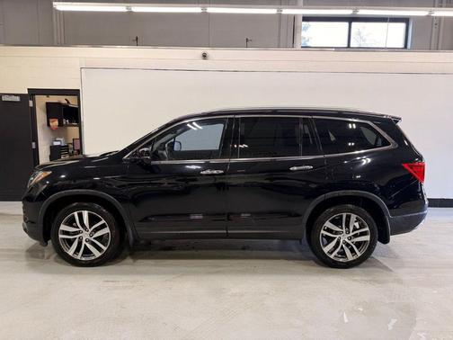 Crystal Black Pearl 2017 Honda Pilot Touring