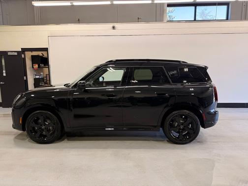 Midnight Black II Metallic 2026 MINI Countryman