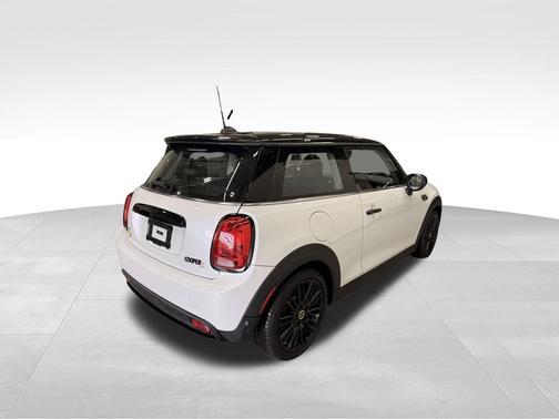 White Metallic 2024 MINI SE Hardtop