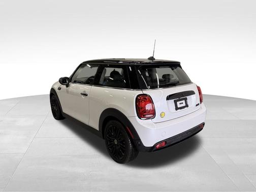 White Metallic 2024 MINI SE Hardtop