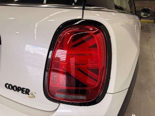 White Metallic 2024 MINI SE Hardtop
