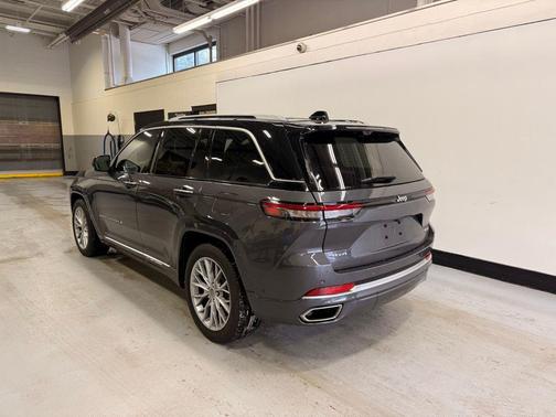 2022 Jeep Grand Cherokee Summit