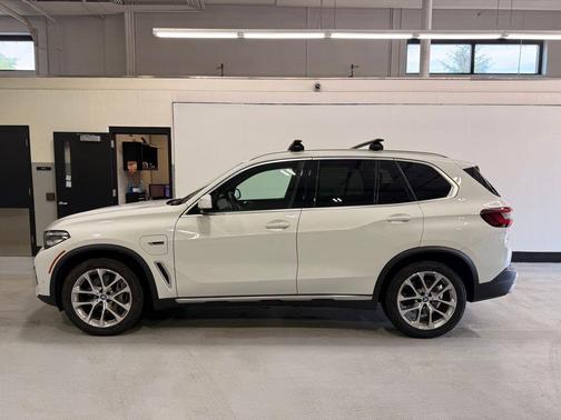 Alpine White 2022 BMW X5 PHEV xDrive45e