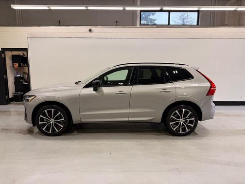 2023 Volvo XC60 Plus Dark Theme