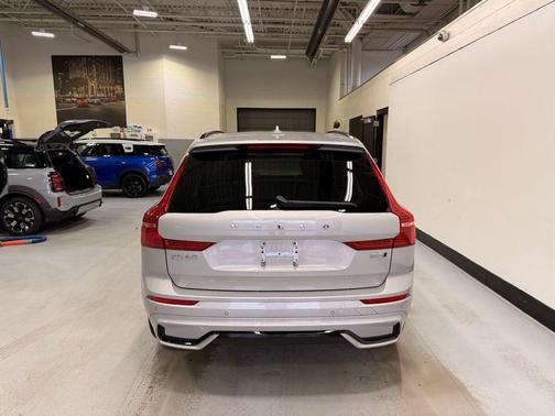 2023 Volvo XC60 Plus Dark Theme