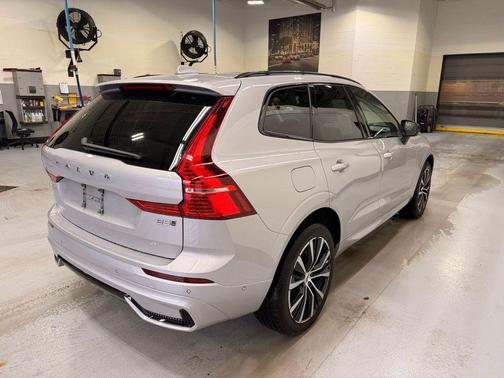 2023 Volvo XC60 Plus Dark Theme