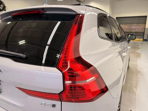 2023 Volvo XC60 Plus Dark Theme