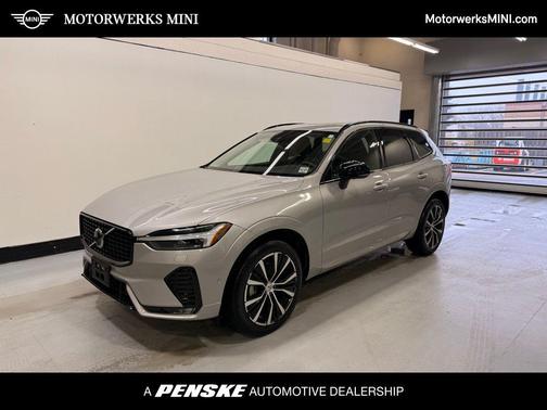 2023 Volvo XC60 Plus Dark Theme