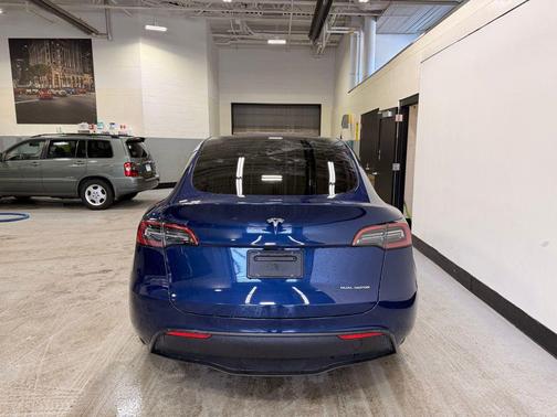2022 Tesla Model Y Long Range Dual Motor All-Wheel Drive