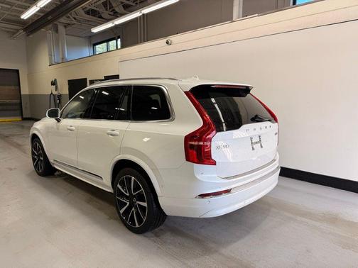 2024 Volvo XC90 B6 Plus Bright Theme 7-Seater