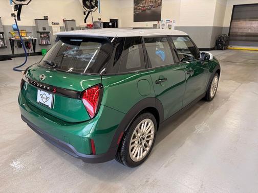 British Racing Green Met 2026 MINI Hardtop