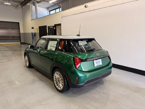 British Racing Green Met 2026 MINI Hardtop
